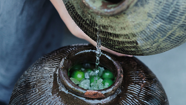 用果酒釀酒設(shè)備釀造的純糧酒泡青梅酒，簡(jiǎn)單易做，越泡越香